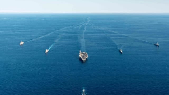 El submarino USS Annapolis (delante), el portaaviones nuclear estadounidense Ronald Reagan (centro) y buques de guerra surcoreanos y japoneses participan en un ejercicio antisubmarino en el mar de Japón, el 30 de septiembre de 2022. (Ministerio de Defensa de Corea del Sur a través de Getty Images)