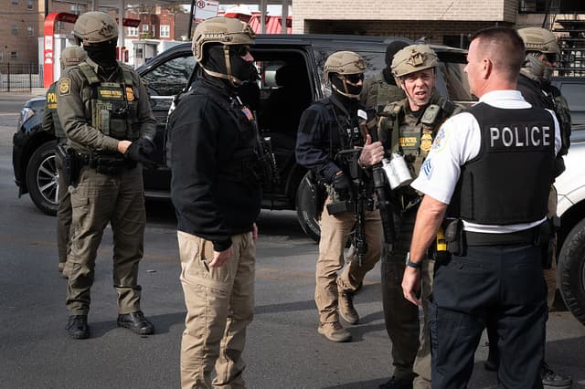 Cae población extranjera de EE. UU. impulsada por Dpto. de Seguridad Nacional