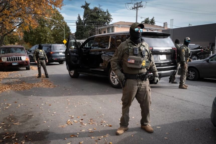 Agentes federales montan guardia mientras son increpados por residentes en una imagen de archivo. (Scott Olson/Getty Images)