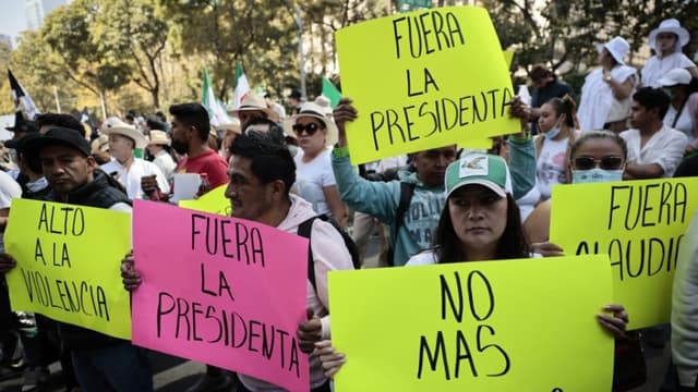 Personas sostienen carteles durante una protesta este sábado, en Ciudad de México, México. (EFE/ José Méndez)