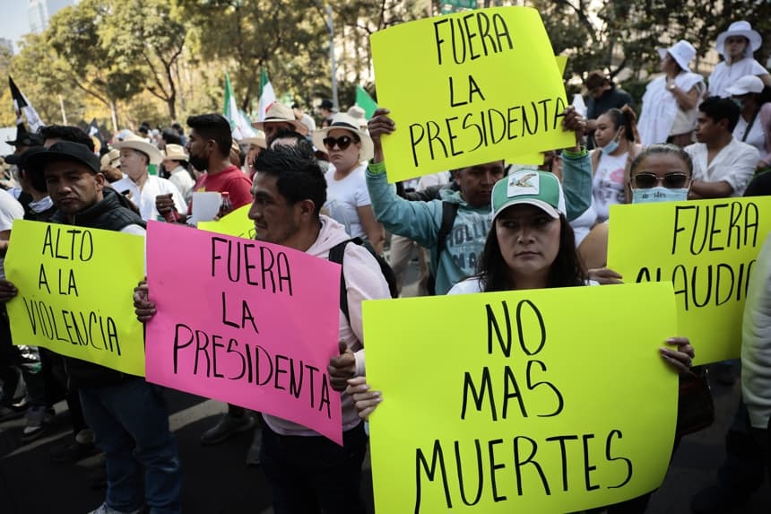 Personas sostienen carteles durante una protesta este sábado, en Ciudad de México, México. (EFE/ José Méndez)