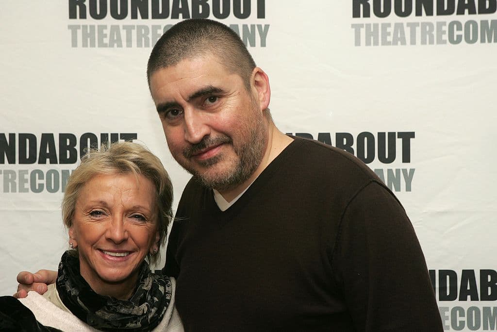 (De izquierda a derecha) Los actores Elizabeth Franz y Alfred Molina posan para las fotos durante los ensayos de la obra de la Roundabout Theatre Company, «Howard Katz», el 4 de enero de 2007 en la ciudad de Nueva York. (Peter Kramer/Getty Images)
