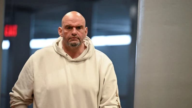 El senador Fetterman regresa a casa tras una caída y una breve hospitalización