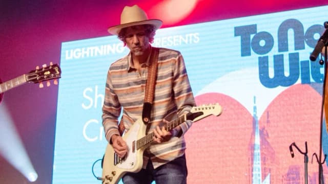 Todd Snider actúa en el concierto benéfico «To Nashville, With Love» en Marathon Music Works, Nashville, Tennessee, el 9 de marzo de 2020. (Amy Harris/Invision/AP)
