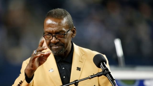 Kenny Easley, exjugador de los Seahawks y miembro del Salón de la Fama de la NFL, saluda al público mientras su número es retirado durante el medio tiempo del partido entre los Seattle Seahawks y los Indianapolis Colts en el CenturyLink Field, el 1 de octubre de 2017 en Seattle, Washington. (Otto Greule Jr/Getty Images)