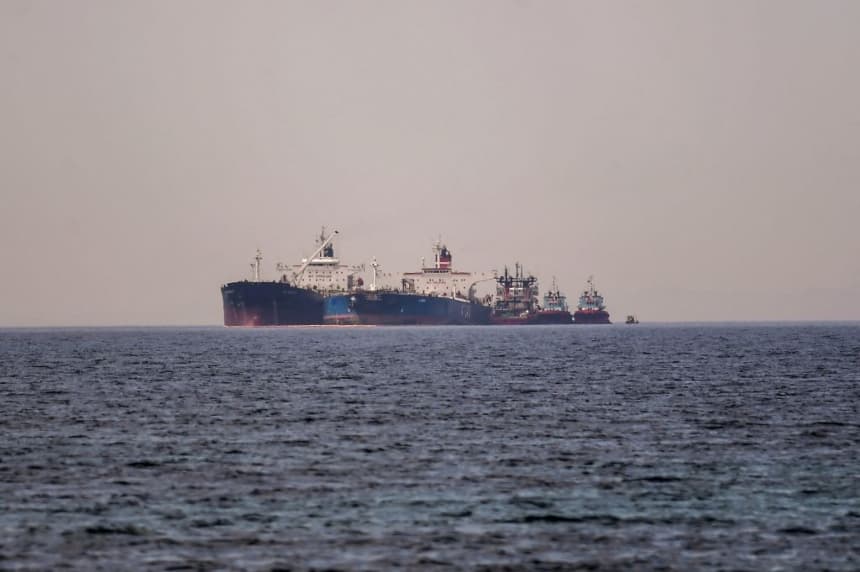El petrolero Ice Energy (izq.), con bandera liberiana, transfiere petróleo crudo del petrolero Lana (der.), con bandera rusa (anteriormente Pegas), frente a la costa de Karystos, en la isla de Evia, el 29 de mayo de 2022. (ANGELOS TZORTZINIS/AFP vía Getty Images)