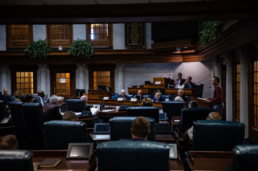 Los senadores estatales de Indiana se reúnen en la cámara del Senado en el edificio del Capitolio estatal de Indiana, en Indianápolis, el 25 de julio de 2022. (Jon Cherry/Getty Images)