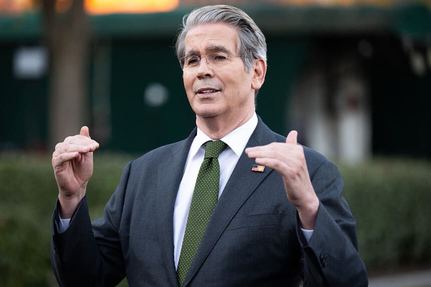 El secretario del Tesoro de EE. UU., Scott Bessent, habla con los medios de comunicación fuera del ala oeste de la Casa Blanca en Washington D. C., el 5 de noviembre de 2025. (SAUL LOEB/AFP a través de Getty Images)