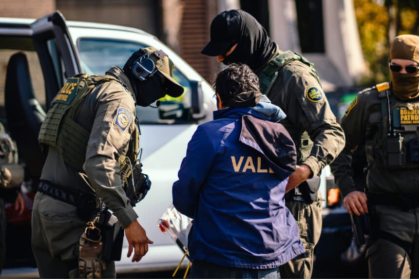 Agentes federales estadounidenses detienen a un hombre durante una redada migratoria en un barrio residencial en el extremo norte de la ciudad el 31 de octubre de 2025, en Chicago, Illinois. (Foto de Jamie Kelter Davis/Getty Images)