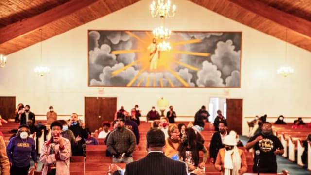 Fieles en la iglesia bautista misionera King Solomon en Louisville, Kentucky, el 18 de enero de 2021. (Jon Cherry/Getty Images)