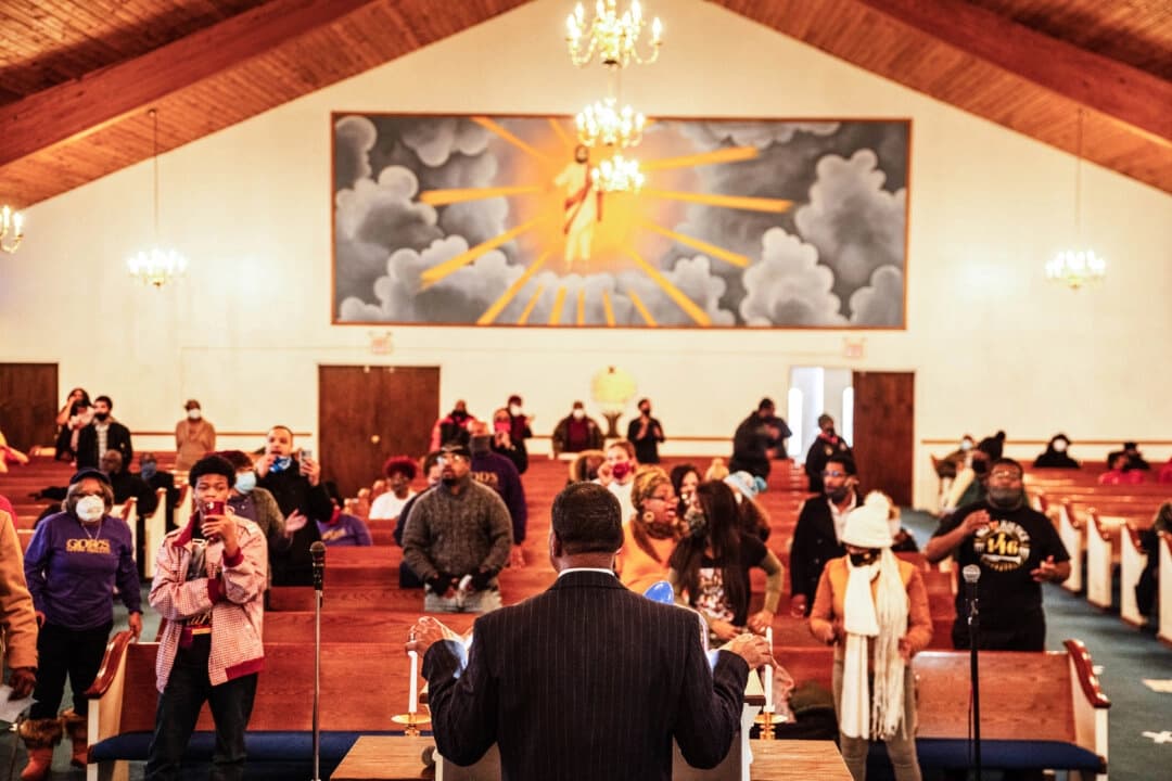 Fieles en la iglesia bautista misionera King Solomon en Louisville, Kentucky, el 18 de enero de 2021. (Jon Cherry/Getty Images)