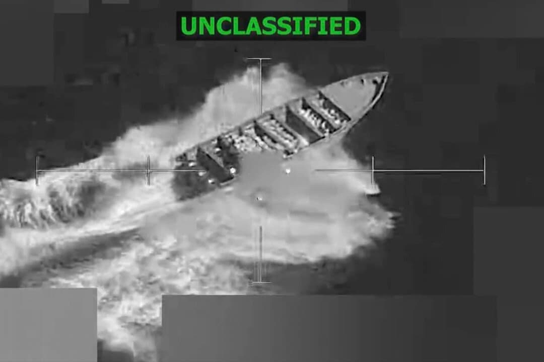 El ejército estadounidense ataca un barco sospechoso de traficar con drogas en aguas internacionales el 15 de noviembre de 2025, en una imagen fija de un vídeo. (Comando Sur de los Estados Unidos)