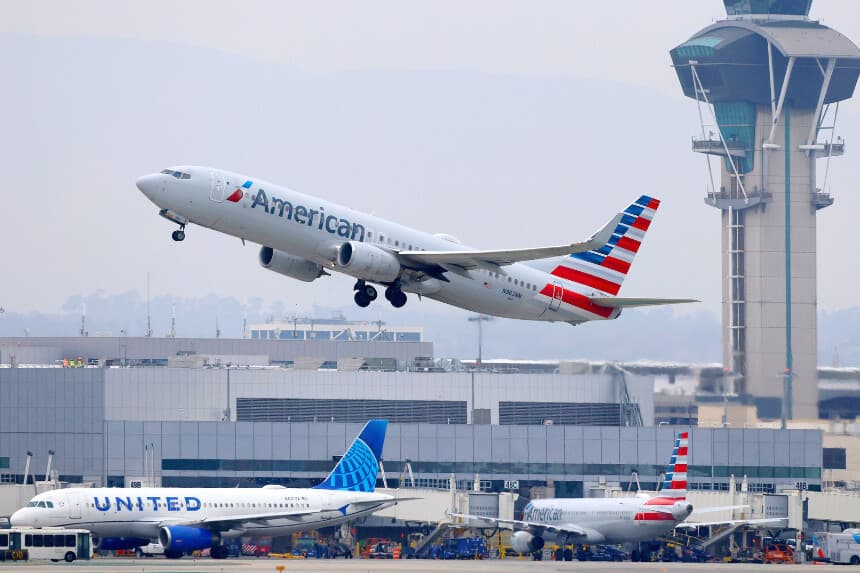 Un avión de American Airlines despega cerca de la torre de control del tráfico aéreo del Aeropuerto Internacional de Los Ángeles (LAX) el 12 de noviembre de 2025 en Los Ángeles, California. (Foto de Mario Tama/Getty Images)