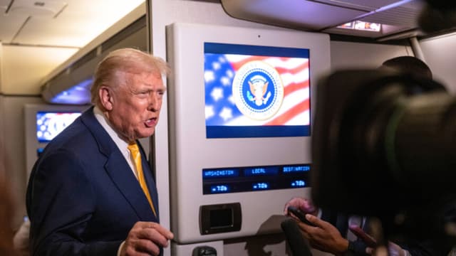 El presidente de Estados Unidos, Donald Trump, habla con miembros de la prensa a bordo del Air Force One el 14 de noviembre de 2025, durante un vuelo de Washington D. C. al Aeropuerto Internacional de West Palm Beach. (Foto de Roberto Schmidt/Getty Images)