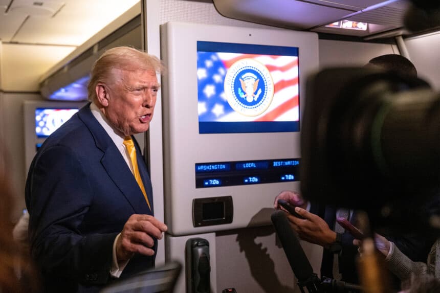 El presidente de Estados Unidos, Donald Trump, habla con miembros de la prensa a bordo del Air Force One el 14 de noviembre de 2025, durante un vuelo de Washington D. C. al Aeropuerto Internacional de West Palm Beach. (Foto de Roberto Schmidt/Getty Images)