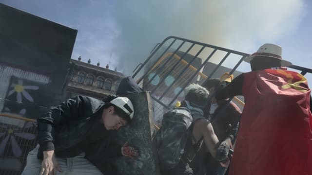 Manifestantes derriban vallas en una protesta este sábado, en inmediaciones del Palacio Nacional en Ciudad de México (EFE/ José Méndez)