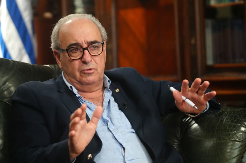 El ministro de Ganadería, Agricultura y Pesca de Uruguay, Alfredo Fratti, fue captado el pasado 11 de noviembre, durante una entrevista con EFE, en Montevideo, Uruguay. (EFE/Diego Lafalche)