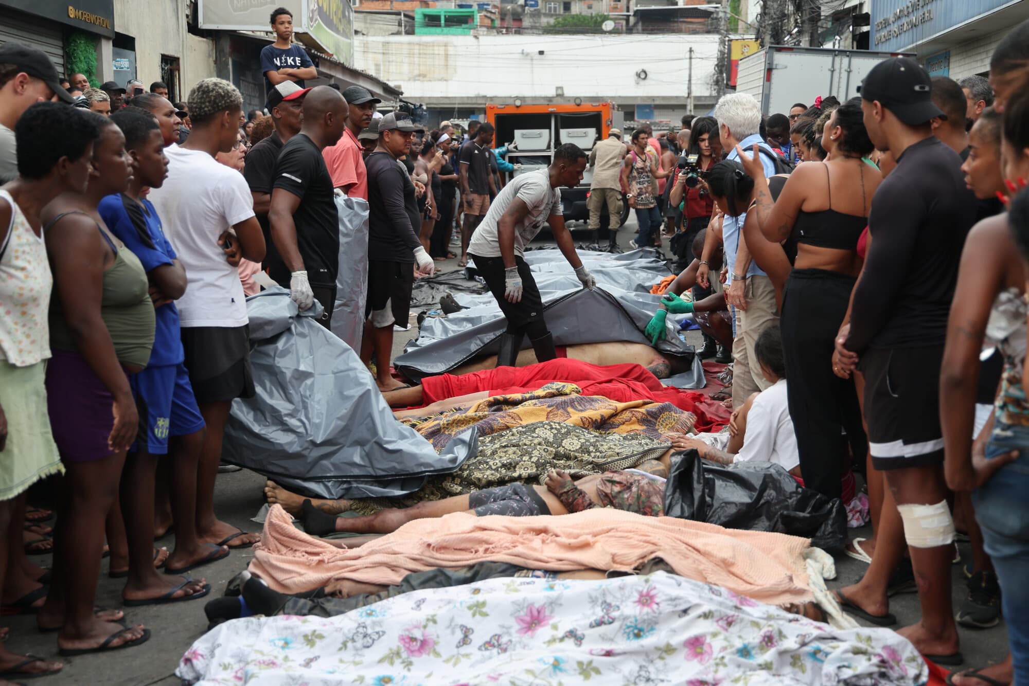 RÍO DE JANEIRO, BRASIL - 29 DE OCTUBRE: (NOTA DEL EDITOR: La imagen muestra una escena de muerte). Las personas recogen los cadáveres encontrados en el bosque del barrio de Penha un día después de que se llevara a cabo una operación policial masiva contra las bandas en las favelas Complexo da Penha y Alemao el 29 de octubre de 2025 en Río de Janeiro, Brasil. La "Operação Contenção" está considerada la mayor operación de este tipo en Río de Janeiro, con más de 120 muertos, entre ellos cuatro agentes de policía. La operación tenía como objetivo el Comando Vermelho, una de las bandas criminales más grandes de la ciudad. (Foto de Wagner Meier/Getty Images).