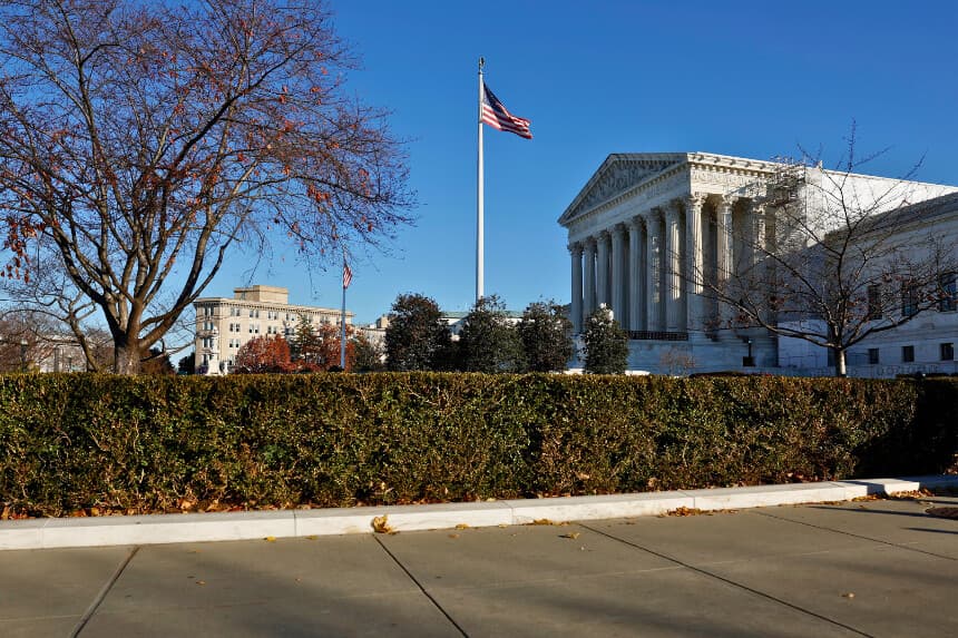 WASHINGTON, DC - 3 DE DICIEMBRE: El edificio de la Corte Suprema de los Estados Unidos, el 3 de diciembre de 2024 en Washington, DC. Los jueces de la Corte Suprema de Estados Unidos están escuchando los argumentos orales de un caso en el que los sobrevivientes del Holocausto afirman que Hungría les robó sus propiedades durante la Segunda Guerra Mundial, lo que Hungría ha intentado rechazar. (Foto de Anna Moneymaker/Getty Images).