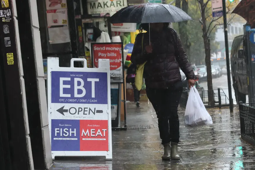 Un letrero de EBT se muestra en la ventana de una tienda de comestibles en el barrio de Flatbush, en Brooklyn, Nueva York, el 30 de octubre de 2025. (Michael M. Santiago/Getty Images)