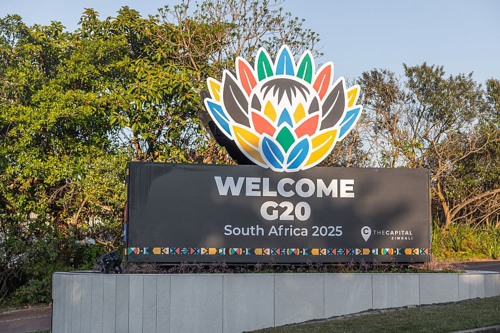 Vista general de un cartel que da la bienvenida a los delegados, el 17 de julio de 2025. (RAJESH JANTILAL/AFP a través de Getty Images)