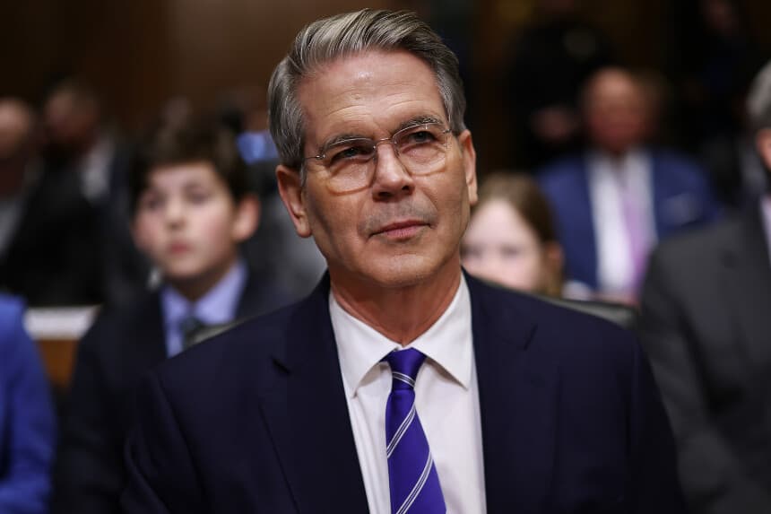 Scott Bessent se prepara para testificar ante el Comité de Finanzas del Senado durante su audiencia de confirmación como secretario del Tesoro en el edificio Dirksen del Senado, en Capitol Hill, el 16 de enero de 2025, en Washington D. C. (Chip Somodevilla/Getty Images)