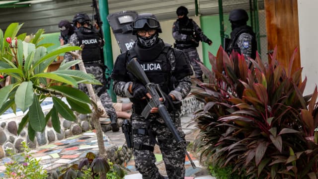 Policía Nacional Ecuatoriana realiza una redada en la condición de un presunto narcotraficante el 11 de febrero de 2024 en Tonsupa, Ecuador. (Foto de John Moore/Getty Images)