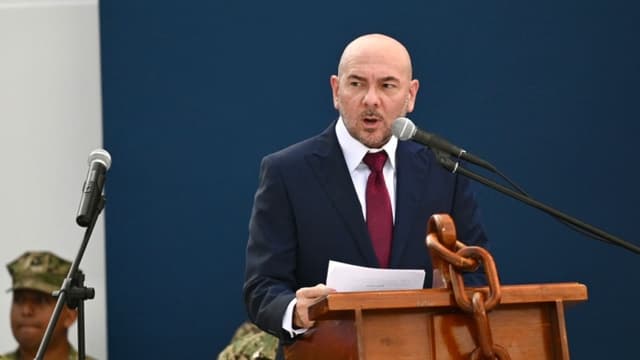El ministro de Defensa de Ecuador, Giancarlo Loffredo, habla durante la inauguración de la escuela de la Guardia Costera en la Base Naval Sur de Guayaquil, Ecuador, el 7 de febrero de 2024. (MARCOS PIN/AFP vía Getty Images)