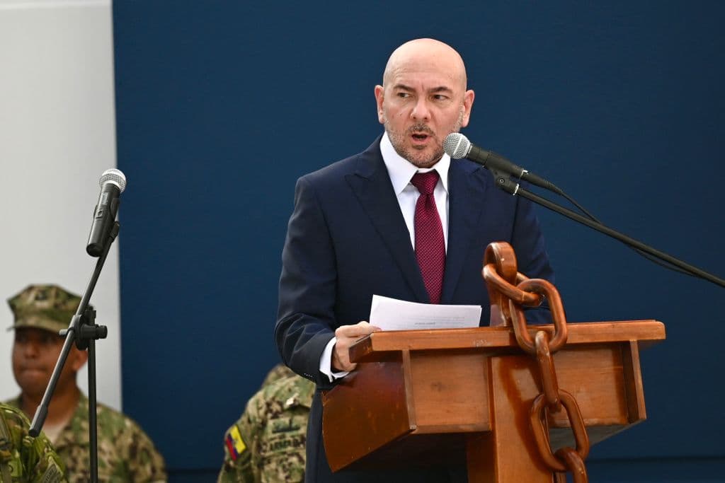 El ministro de Defensa de Ecuador, Giancarlo Loffredo, habla durante la inauguración de la escuela de la Guardia Costera en la Base Naval Sur de Guayaquil, Ecuador, el 7 de febrero de 2024. (MARCOS PIN/AFP vía Getty Images)