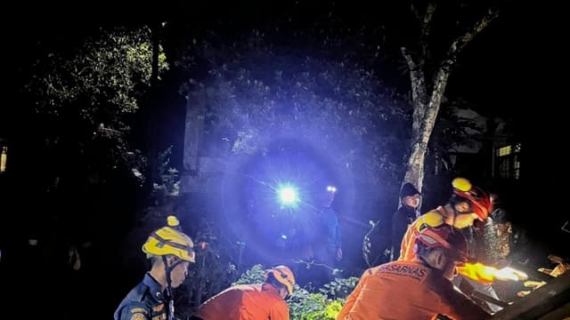 Los equipos de emergencia indonesios tratan de encontrar posibles supervivientes tras un alud que sepultó varias viviendas en el centro de la isla indonesia de Java.
(EFE/EPA/BASARNAS)