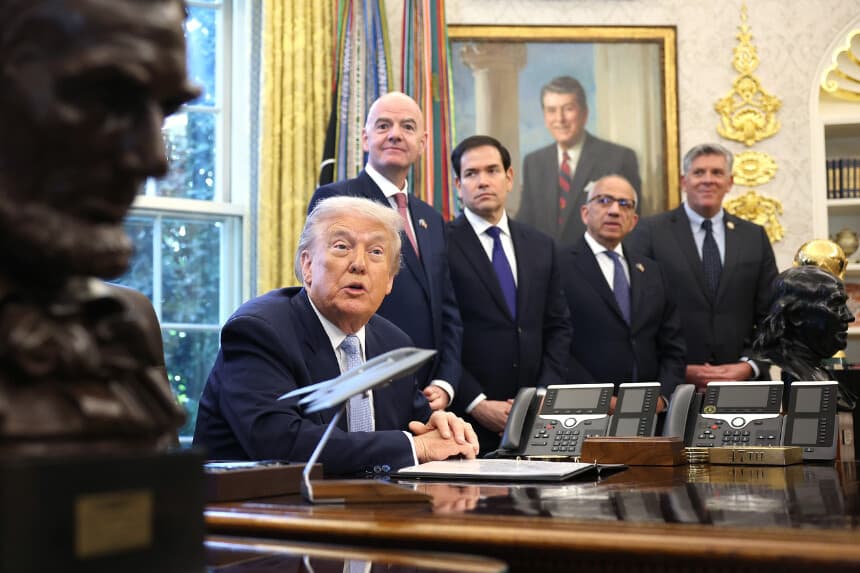 El presidente Donald Trump, acompañado por el presidente de la FIFA, Gianni Infantino, el secretario de Estado Marco Rubio, el asesor principal de la FIFA para Estrategia Global y Gobernanza, Carlos Cordeiro, y el representante Darin LaHood (R-IL), pronuncia unas palabras durante una reunión del Grupo de Trabajo de la Casa Blanca sobre la Copa Mundial de la FIFA 2026 en el Despacho Oval de la Casa Blanca el 17 de noviembre de 2025. (Win McNamee/Getty Images).