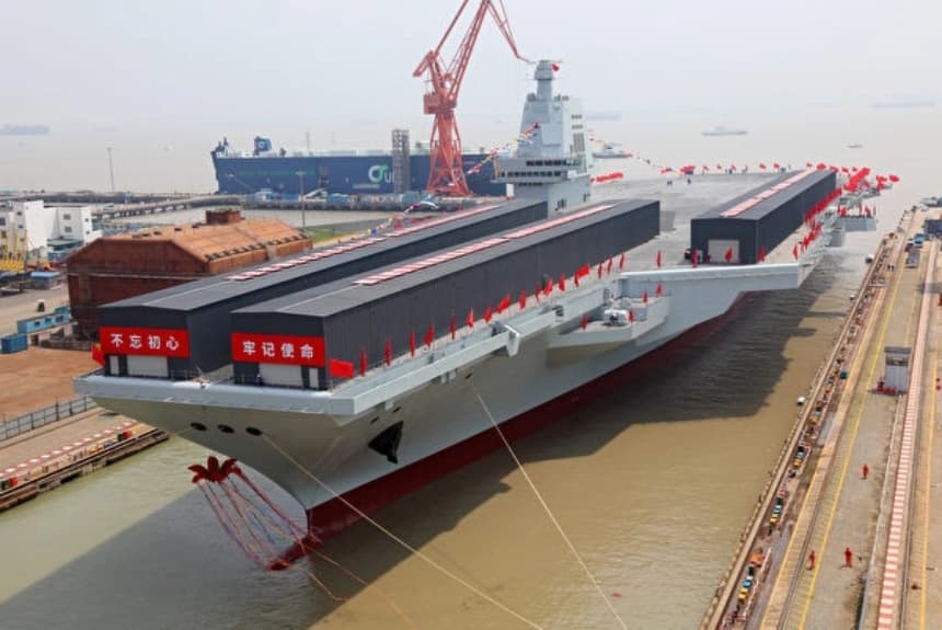 Ceremonia de botadura del tercer portaaviones de China, el Fujian, que lleva el nombre de la provincia de Fujian, en el astillero Jiangnan, filial de la Corporación Estatal de Construcción Naval de China, en Shanghái, el 17 de junio de 2022. (Li Tang/VCG vía Getty Images)
