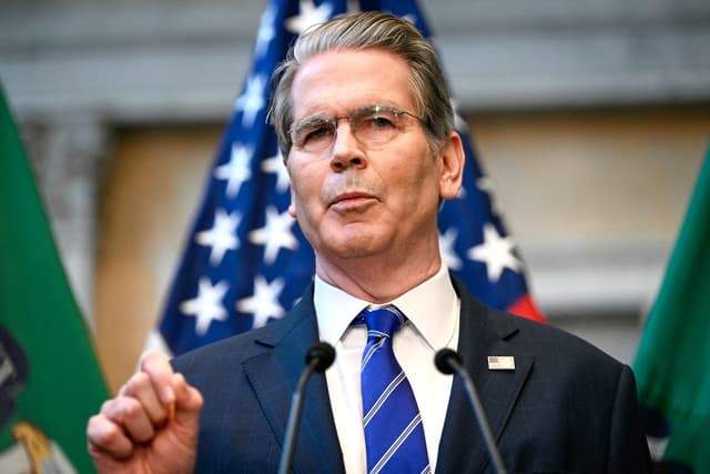El secretario del Tesoro, Scott Bessent, habla al margen de las reuniones anuales del FMI y el Banco Mundial en Washington, el 15 de octubre de 2025. (Brendan Smialowski/AFP)