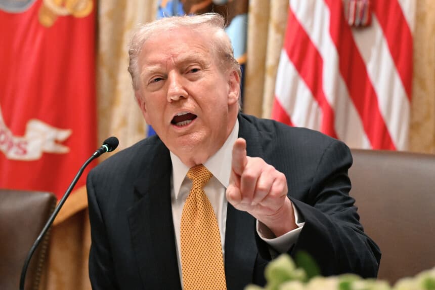 Trump dice que hablará con Maduro, pero no descarta enviar tropas a Venezuela