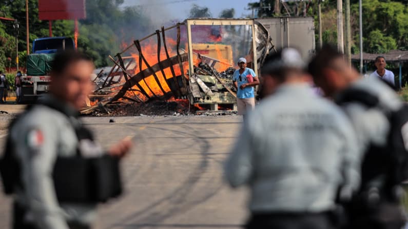 Dos muertos y bloqueos en el occidente por operativos contra el CJNG