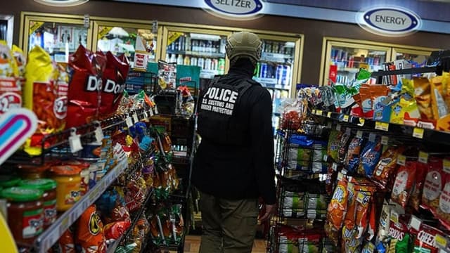 Un agente de Aduanas y Protección Fronteriza de EE. UU. camina por una gasolinera mientras busca inmigrantes indocumentados el 17 de noviembre de 2025 en Charlotte, Carolina del Norte.(Ryan Murphy/Getty Images).