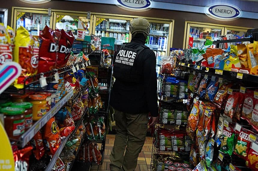 Un agente de Aduanas y Protección Fronteriza de EE. UU. camina por una gasolinera mientras busca inmigrantes indocumentados el 17 de noviembre de 2025 en Charlotte, Carolina del Norte.(Ryan Murphy/Getty Images).