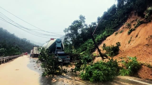 Esta foto muestra vehículos atascados en una carretera dañada tras los deslizamientos de tierra provocados por las fuertes lluvias, en el paso de Khanh Le, en la provincia de Khanh Hoa, en Vietnam el 17 de noviembre de 2025. (VU XUAN TRIEU/Agencia de Noticias de Vietnam (VNA)/AFP a través de Getty Images)