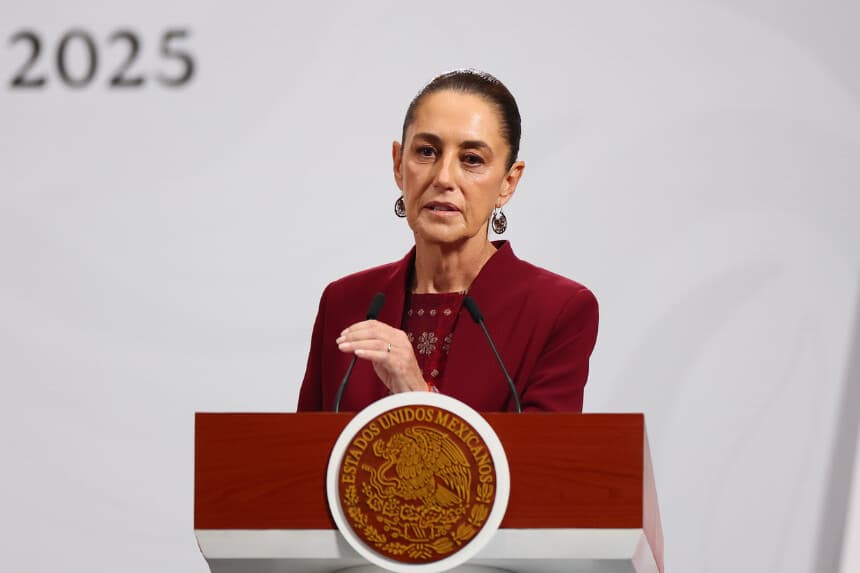 La presidenta de México, Claudia Sheinbaum, habla durante una rueda de prensa en el marco de la visita oficial de Emmanuel Macron a México en el Palacio Nacional, el 7 de noviembre de 2025, en Ciudad de México, México. (Eloisa Sánchez/Getty Images)