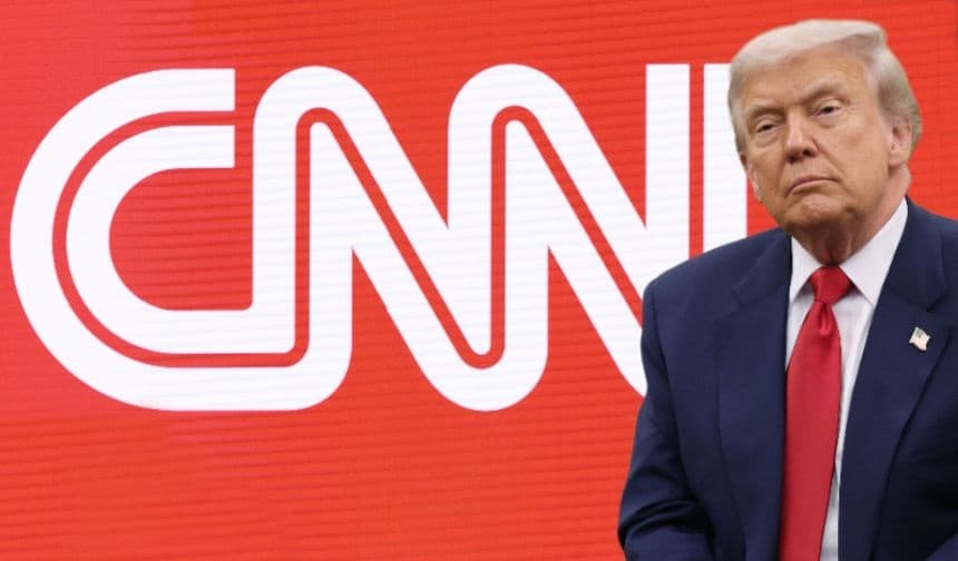 Imagen compuesta. Fondo: Logo de la CNN (Dimitrios Kambouris/Getty Images for Warner Bros. Discovery) Frente: El presidente de Estados Unidos en el Despacho Oval de la Casa Blanca el 18 de noviembre de 2025 en Washington, DC. (Win McNamee/Getty Images)