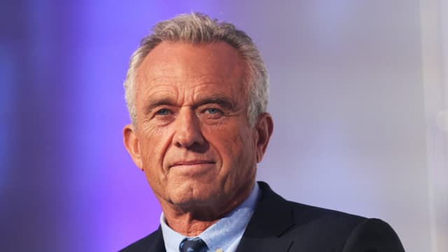 NUEVA YORK, NUEVA YORK - 25 DE JULIO: El candidato presidencial demócrata Robert F. Kennedy Jr. escucha mientras es presentado por el rabino Shmuley Boteach durante la serie de candidatos presidenciales de la World Values Network en el Glasshouse el 25 de julio de 2023 en la ciudad de Nueva York. Kennedy Jr., que está llevando a cabo una campaña electoral con pocas posibilidades frente al presidente Joe Biden, se unió al rabino Shmuley Boteach para debatir sobre la lucha contra el antisemitismo y la defensa de Israel. Kennedy ha recibido críticas por sus posturas sobre las vacunas, y más recientemente por sus comentarios en los que sugería que la enfermedad del coronavirus (COVID-19) podría haber sido "dirigida para atacar a los caucásicos y a los negros", mientras que habría perdonado a los judíos y a los chinos. Él ha negado las acusaciones de racismo y antisemitismo. (Foto de Michael M. Santiago/Getty Images).