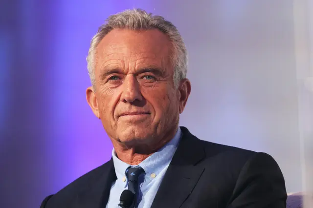 NUEVA YORK, NUEVA YORK - 25 DE JULIO: El candidato presidencial demócrata Robert F. Kennedy Jr. escucha mientras es presentado por el rabino Shmuley Boteach durante la serie de candidatos presidenciales de la World Values Network en el Glasshouse el 25 de julio de 2023 en la ciudad de Nueva York. Kennedy Jr., que está llevando a cabo una campaña electoral con pocas posibilidades frente al presidente Joe Biden, se unió al rabino Shmuley Boteach para debatir sobre la lucha contra el antisemitismo y la defensa de Israel. Kennedy ha recibido críticas por sus posturas sobre las vacunas, y más recientemente por sus comentarios en los que sugería que la enfermedad del coronavirus (COVID-19) podría haber sido "dirigida para atacar a los caucásicos y a los negros", mientras que habría perdonado a los judíos y a los chinos. Él ha negado las acusaciones de racismo y antisemitismo. (Foto de Michael M. Santiago/Getty Images).