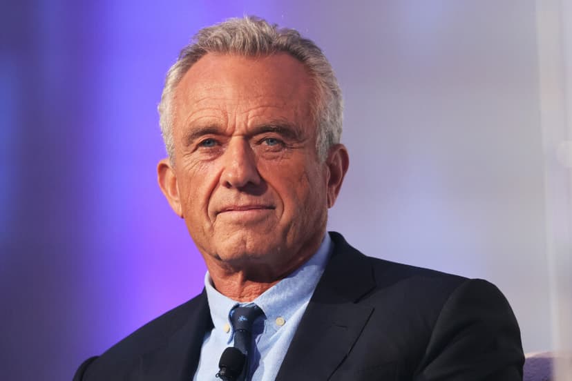 NUEVA YORK, NUEVA YORK - 25 DE JULIO: El candidato presidencial demócrata Robert F. Kennedy Jr. escucha mientras es presentado por el rabino Shmuley Boteach durante la serie de candidatos presidenciales de la World Values Network en el Glasshouse el 25 de julio de 2023 en la ciudad de Nueva York. Kennedy Jr., que está llevando a cabo una campaña electoral con pocas posibilidades frente al presidente Joe Biden, se unió al rabino Shmuley Boteach para debatir sobre la lucha contra el antisemitismo y la defensa de Israel. Kennedy ha recibido críticas por sus posturas sobre las vacunas, y más recientemente por sus comentarios en los que sugería que la enfermedad del coronavirus (COVID-19) podría haber sido "dirigida para atacar a los caucásicos y a los negros", mientras que habría perdonado a los judíos y a los chinos. Él ha negado las acusaciones de racismo y antisemitismo. (Foto de Michael M. Santiago/Getty Images).