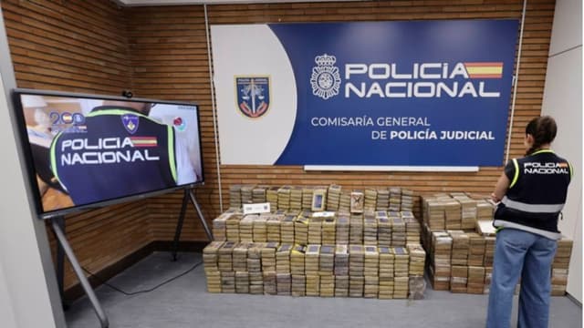 La Policía Nacional española, junto con la Administración de Control de Drogas de Estados Unidos (DEA) y autoridades policiales de Países Bajos, desmanteló la "oficina" del Cártel de Jalisco Nueva Generación (CJNG) en España, en una operación con 20 arrestados en diferentes puntos del país. (EFE/ Sergio Perez)