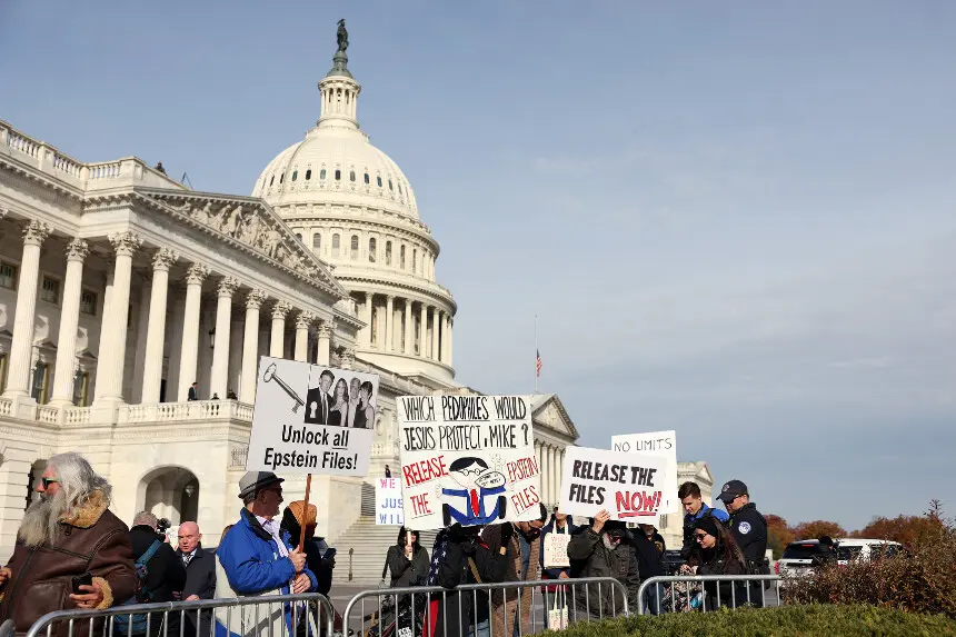 WASHINGTON, DC - 18 DE NOVIEMBRE: Manifestantes protestan frente al Capitolio de Estados Unidos tras una rueda de prensa con legisladores sobre la Ley de Transparencia de los Archivos de Epstein el 18 de noviembre de 2025 en Washington, DC. Se espera que la Cámara de Representantes vote hoy la legislación, que ordena al Departamento de Justicia de Estados Unidos que haga públicos todos los archivos relacionados con el difunto traficante sexual Jeffrey Epstein. (Foto de Anna Moneymaker/Getty Images).