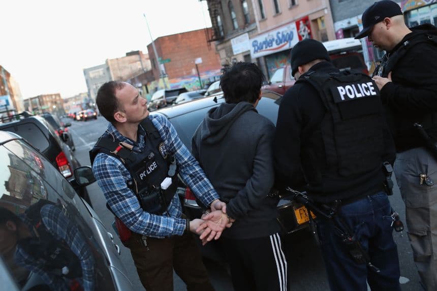 Agentes del Servicio de Inmigración y Control de Aduanas de Estados Unidos (ICE) detienen a un inmigrante mexicano indocumentado durante una redada en el barrio de Bushwick, en Brooklyn, el 11 de abril de 2018, en la ciudad de Nueva York. (John Moore/Getty Images)
