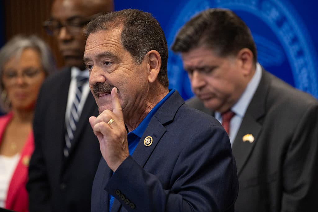 CHICAGO, ILLINOIS - 6 DE OCTUBRE: El representante estadounidense Jesús «Chuy» García habla en una rueda de prensa el 6 de octubre de 2025 en Chicago, Illinois. (Foto de Scott Olson/Getty Images)