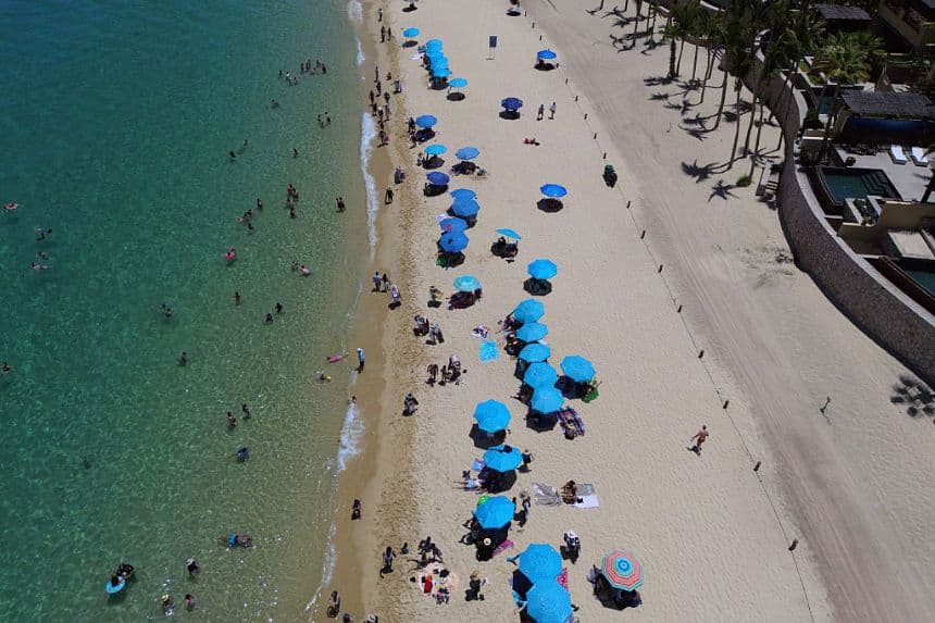 Vista aérea de turistas disfrutando de la playa en un complejo turístico en Los Cabos, Baja California, México, el 15 de julio de 2025. (ALFREDO ESTRELLA/AFP vía Getty Images)