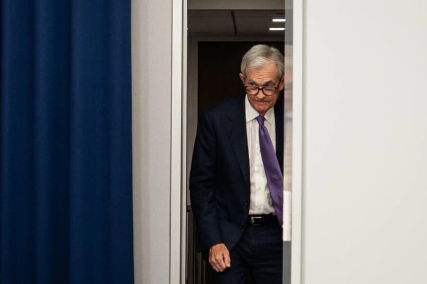 El presidente de la Reserva Federal, Jerome Powell, llega para hablar en una conferencia de prensa tras la reunión del Comité Federal de Mercado Abierto en Washington el 29 de octubre de 2025. (Madalina Kilroy/The Epoch Times)