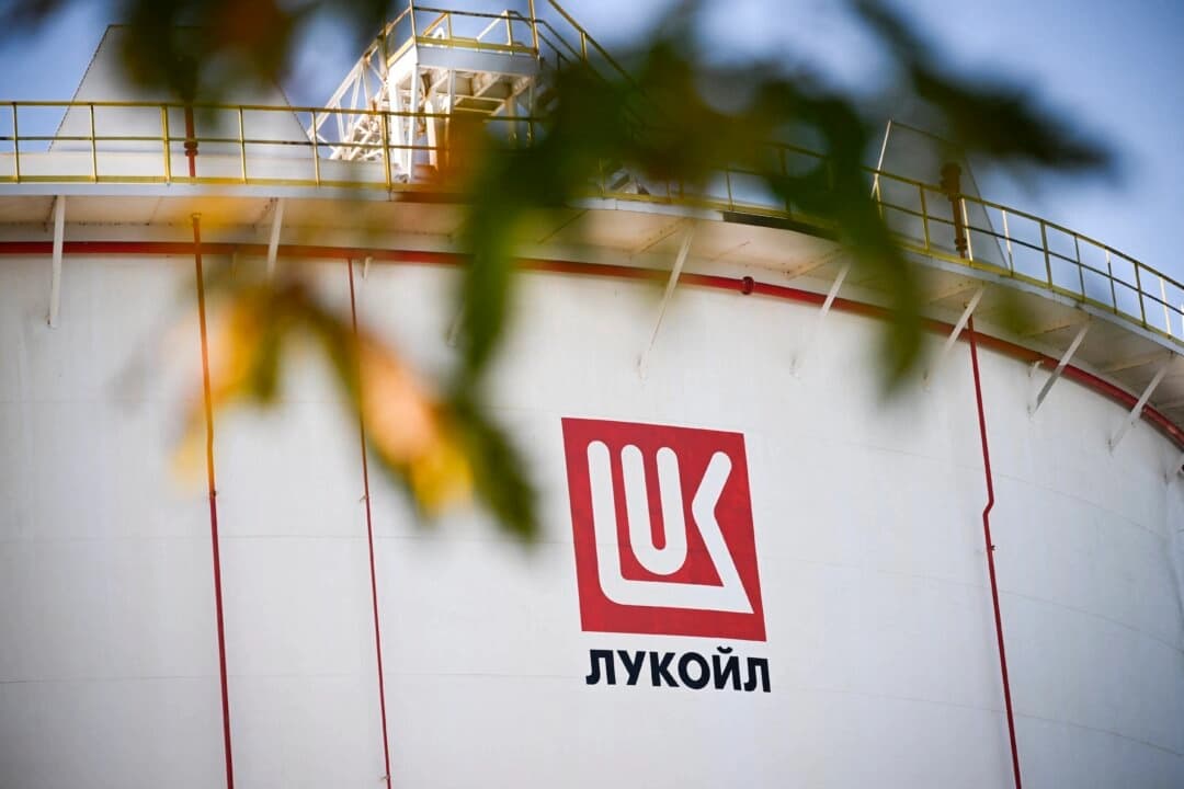Esta fotografía muestra el logotipo de Lukoil en un tanque de mantenimiento de combustible en la terminal del puerto de Rosenets, en la costa del Mar Negro, cerca de la ciudad de Burgas, Bulgaria, el 14 de noviembre de 2025. (Nikolai Doychinov/AFP)